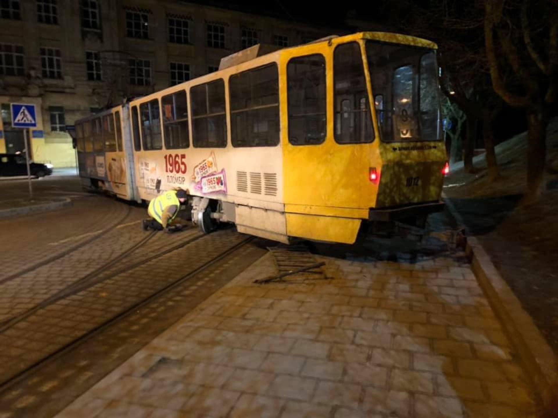 У Львові на вулиці Стуса трамвай зійшов з рейок. Фото Варта-1