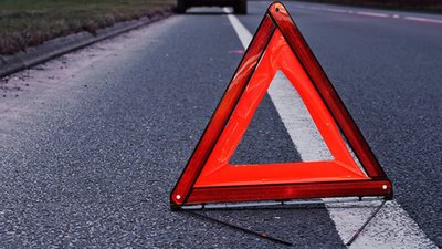 На Львівщині водій легковика біля зупинки громадського транспорту скоїв наїзд на дитину
