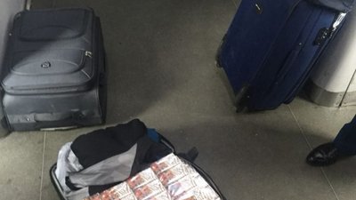 На кордоні з Польщею у вантажівці з брикетами виявили цигарки