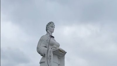 На Львівщині селяни не давали знести пам’ятник радянської доби, бо колгоспниця їм дуже нагадує Юлію Тимошенко (ФОТО, ВІДЕО)