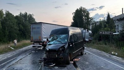 На трасі Київ - Чоп мікроавтобус не розминувся із вантажівкою