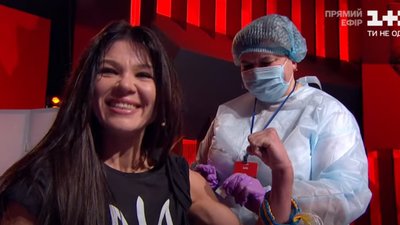 Співачка Руслана Лижичко зробила щеплення індійською вакциною у прямому ефірі (ФОТО, ВІДЕО)