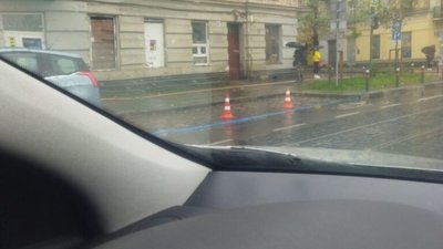 У Львові на улюбленій вулиці Садового захопили парковку (ФОТО)