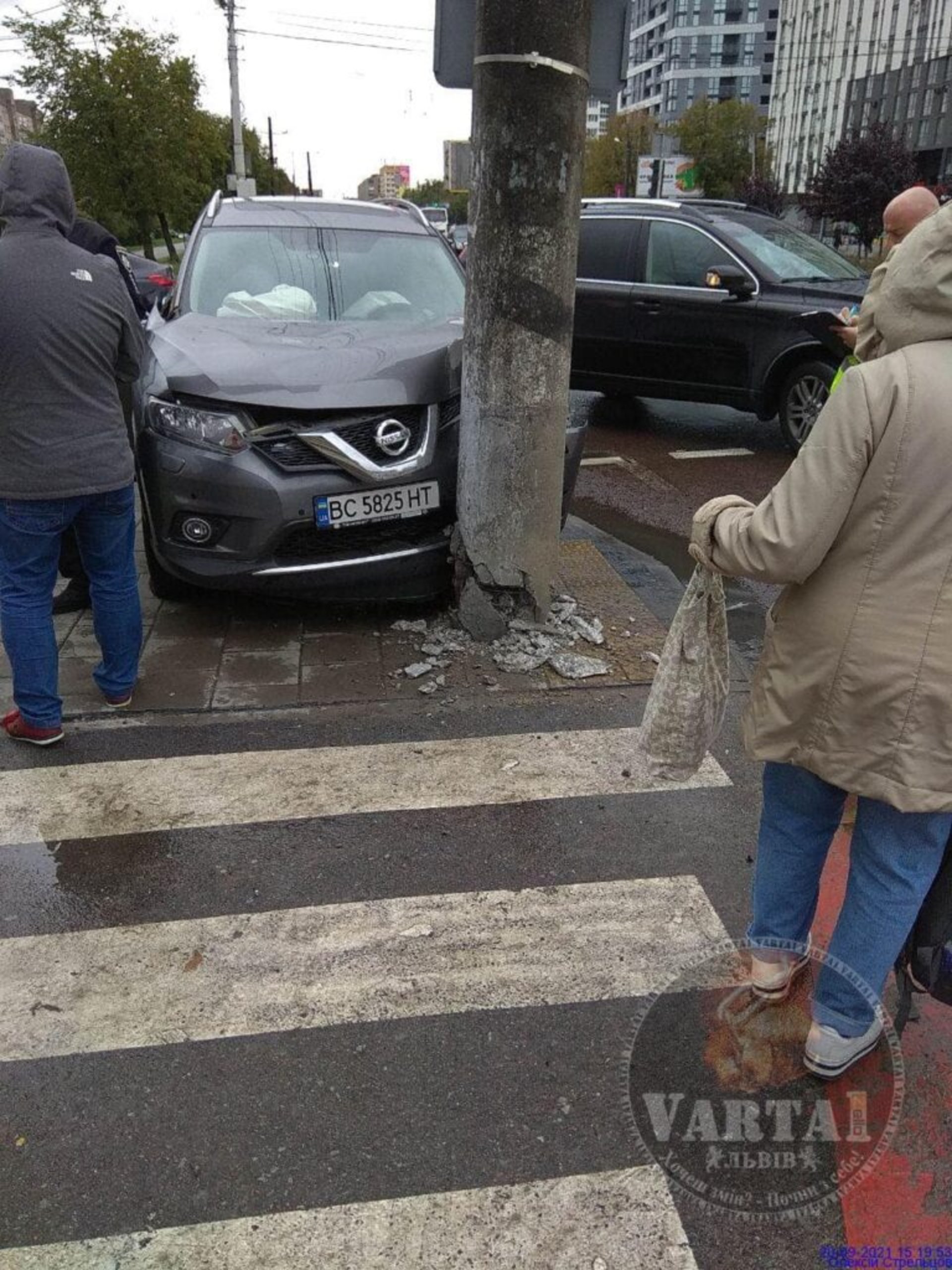 У Львові водій вилетів на тротуар і пошкодив електроопору