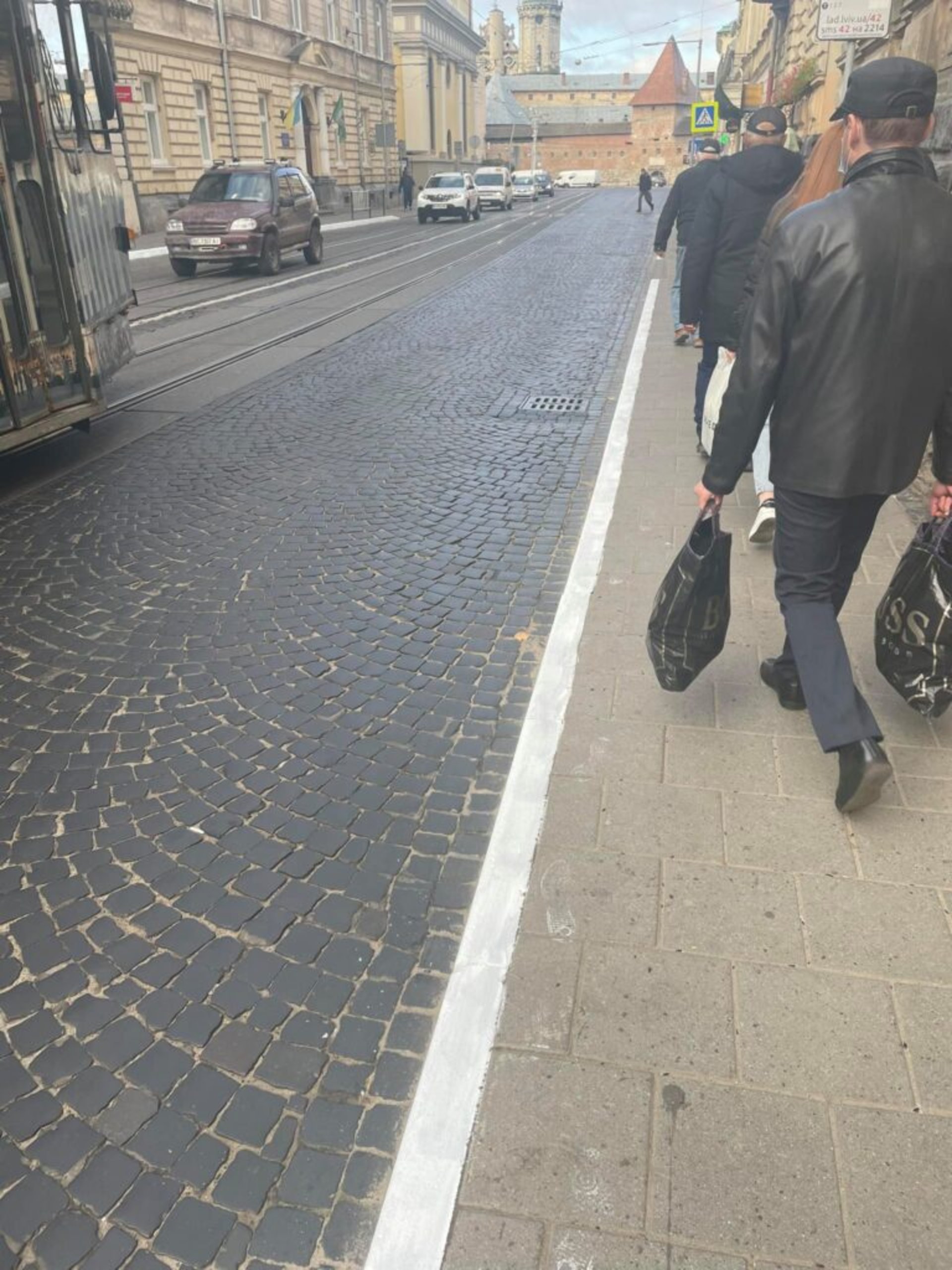 У центрі Львова побілили бордюри, фото ГЛМЛ