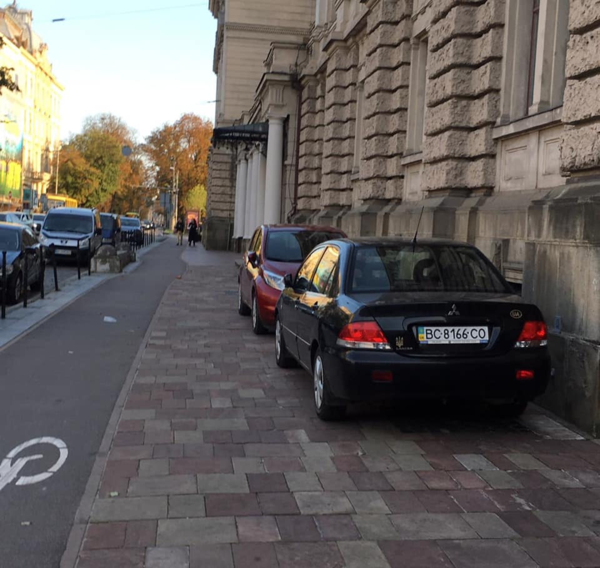 У Львові біля Оперного театру облаштували парковку, фото ГЛМЛ