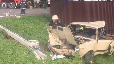 На Львівщині рятувальники  витягували людей з розчавленого стовпом легковика (ФОТО)
