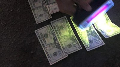 Інспектора-прикордонника спіймали на $350 хабара(ФОТО)