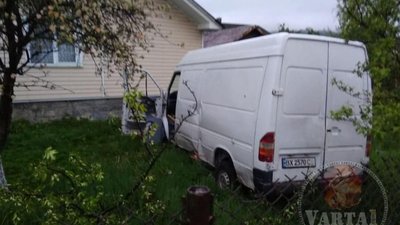 На Сколівщині  мікроавтобус злетів з траси на приватне подвір‘я (ФОТО)