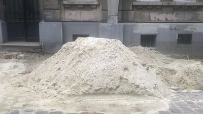 У Львові комунальники розрили тротуар і залишили його (ВІДЕО)