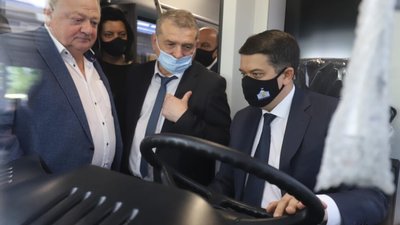 Разумков у Львові сів за кермо електробуса (ФОТО)