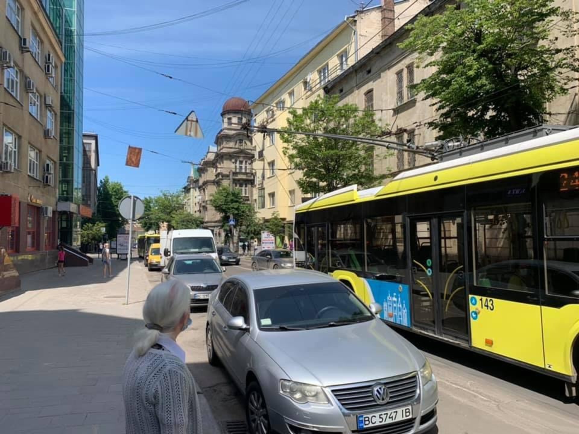 У Львові пенсіонери штовхали тролейбус, фото Варта-1