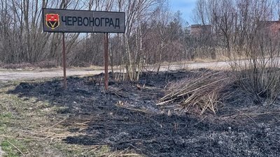У соцмережах жартують, що Червонограду не щастить з дорожніми знаками: то вітер зірве, то вогонь пошкодить (ФОТО, ВІДЕО)