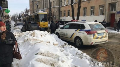 У Львові через припаркований автомобіль зупинився рух трамваїв (ФОТО)