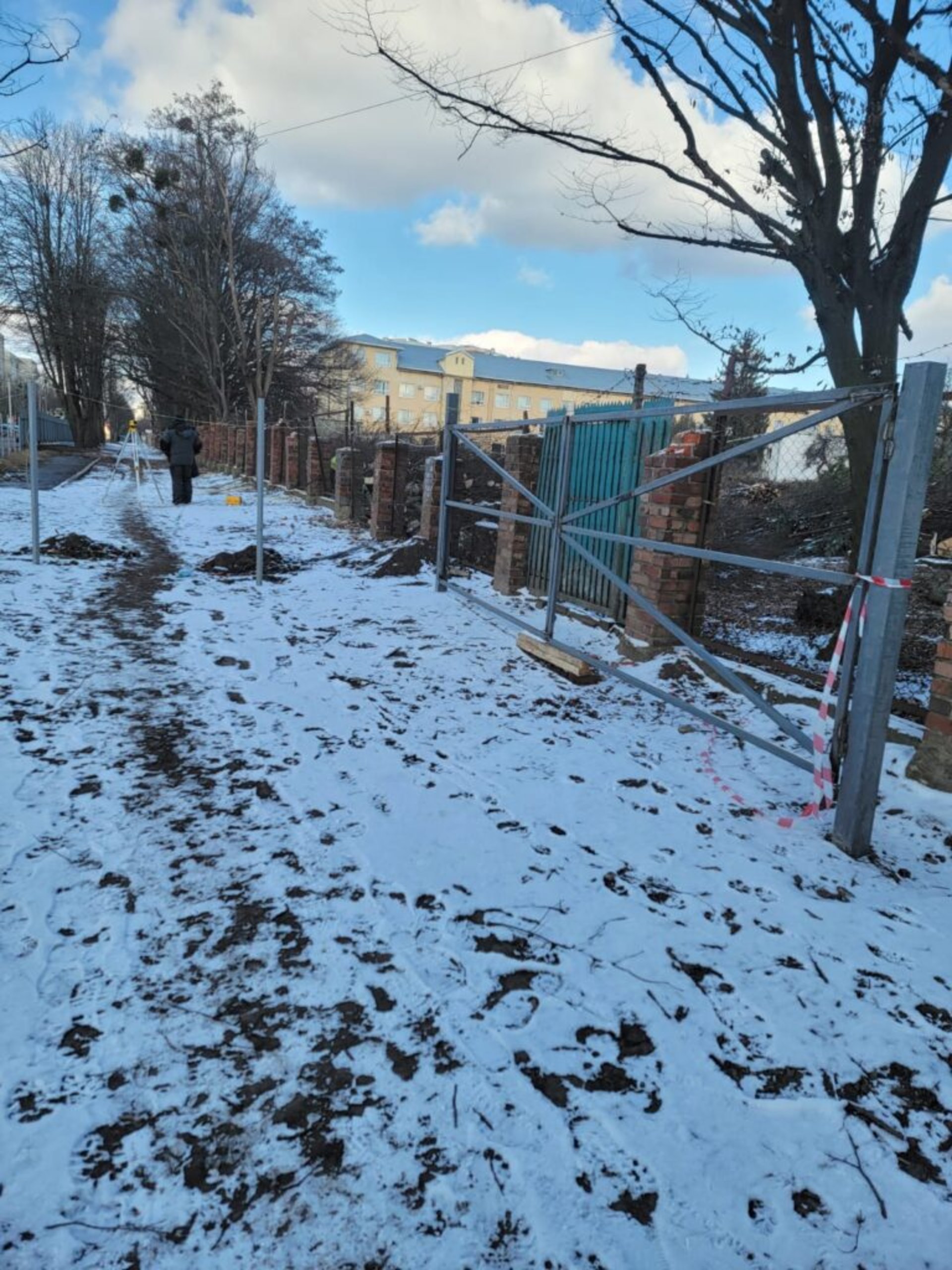 У Львові на місці скандального будівництва зрізали дерева, фото Четверта студія
