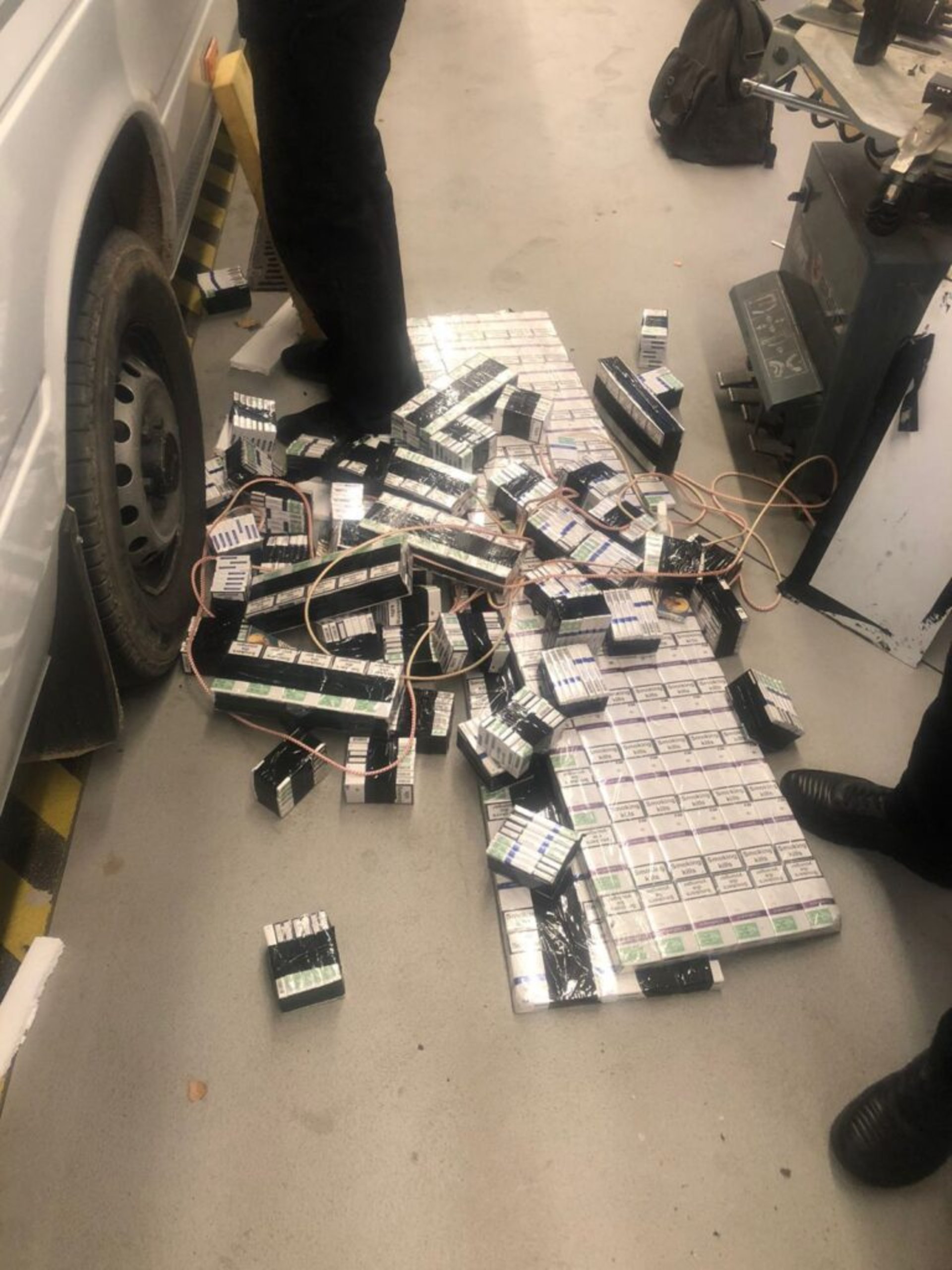 На кордоні з Польщею 19-річний чоловік втратив автомобіль через куриво