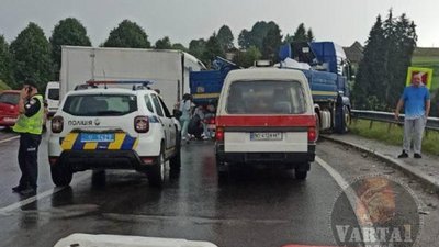 На трасі "Київ - Чоп" не розминулись автомобілі (ФОТО)