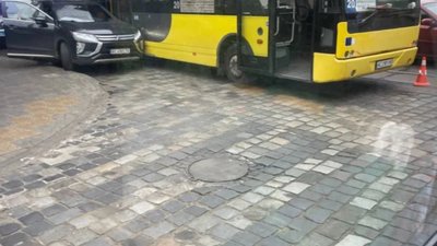 У Львові автобус не розминувся із автомобілем (ФОТО)
