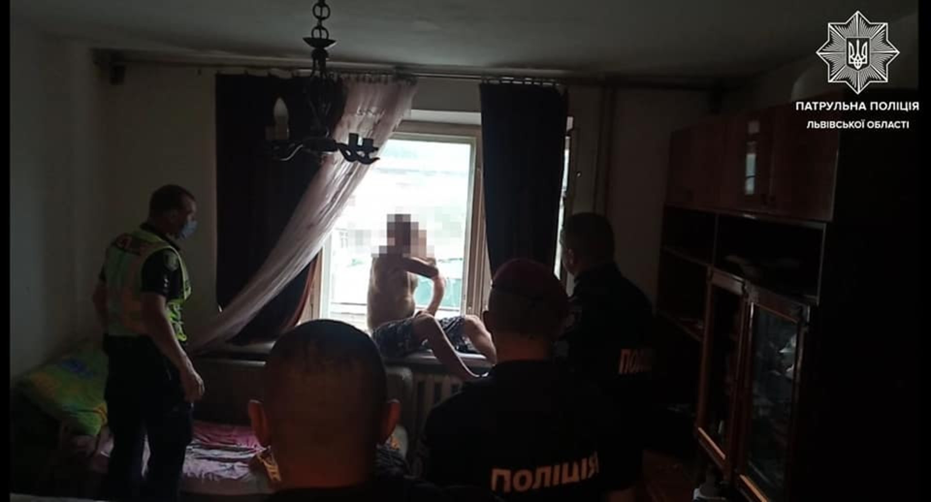 У Львові чоловік намагався викинутись з вікна
