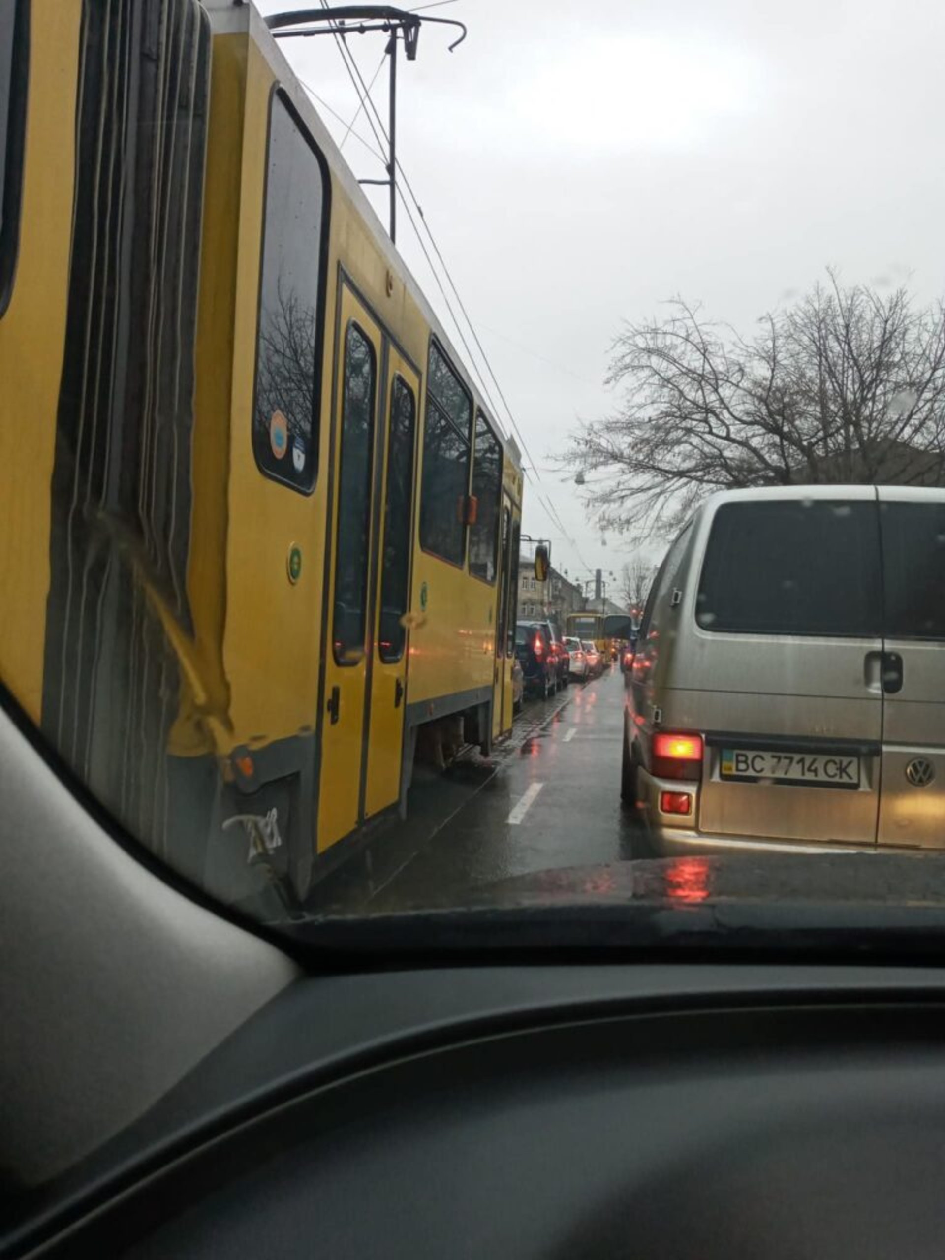 У Львові поламана вантажівка зупинила рух транспорту, фото Варта-1
