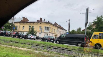 У Львові на вулиці Княгині Ольги перекрили рух транспорту (ФОТО)