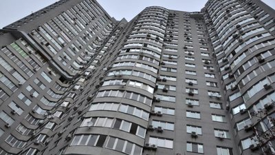 У Києві жінка-самогубця впала з багатоповерхівки на перехожого