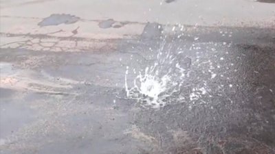 У Львові крізь асфальт пробився "фонтан" (ВІДЕО)