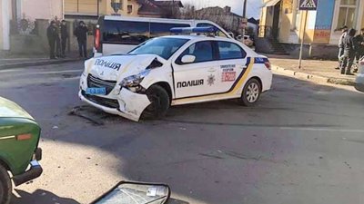 У Самборі в ДТП потрапив автомобіль поліції (ФОТО)