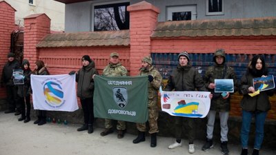 Під консульством РФ у Львові активісти провели флешмоб на підтримку моряків та військовополонених (ФОТО, ВІДЕО)