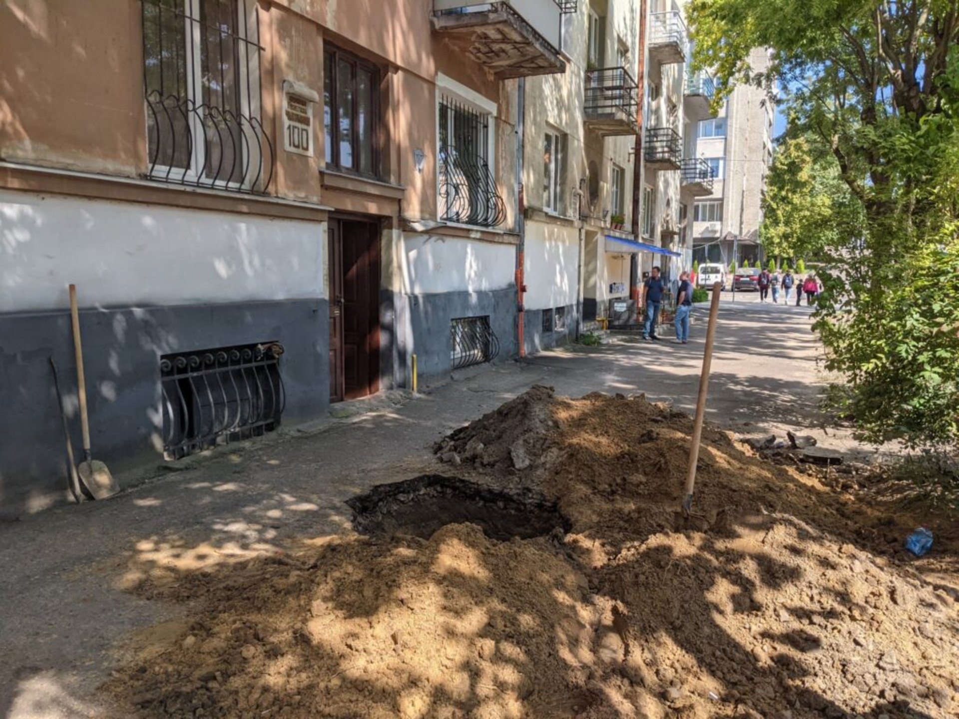 У Львові на тротуарі вирили яму, фото ГЛМЛ