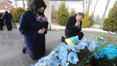 Ірина Гримак поклала квіти до могили автора Гімну України отця Михайла Вербицького