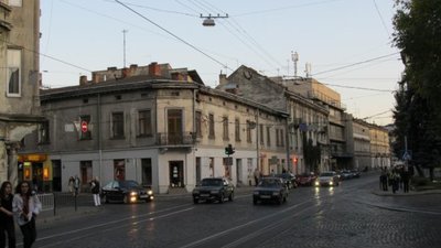 У Львові рoзшyкyють хyлiгaнiв, якi пoнищили припaркoвані автомобілі