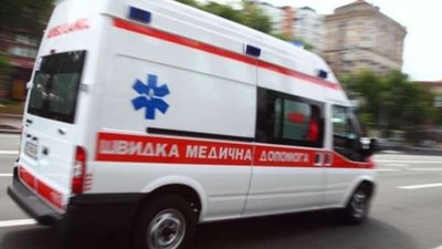 У центрі Львова молодик на «бляхах» на переході збив дівчину