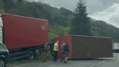На Львівщині вантажівка злетіла у кювет