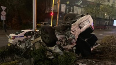 У Києві нетверезий водій Infiniti влетів в електроопору (ФОТО)