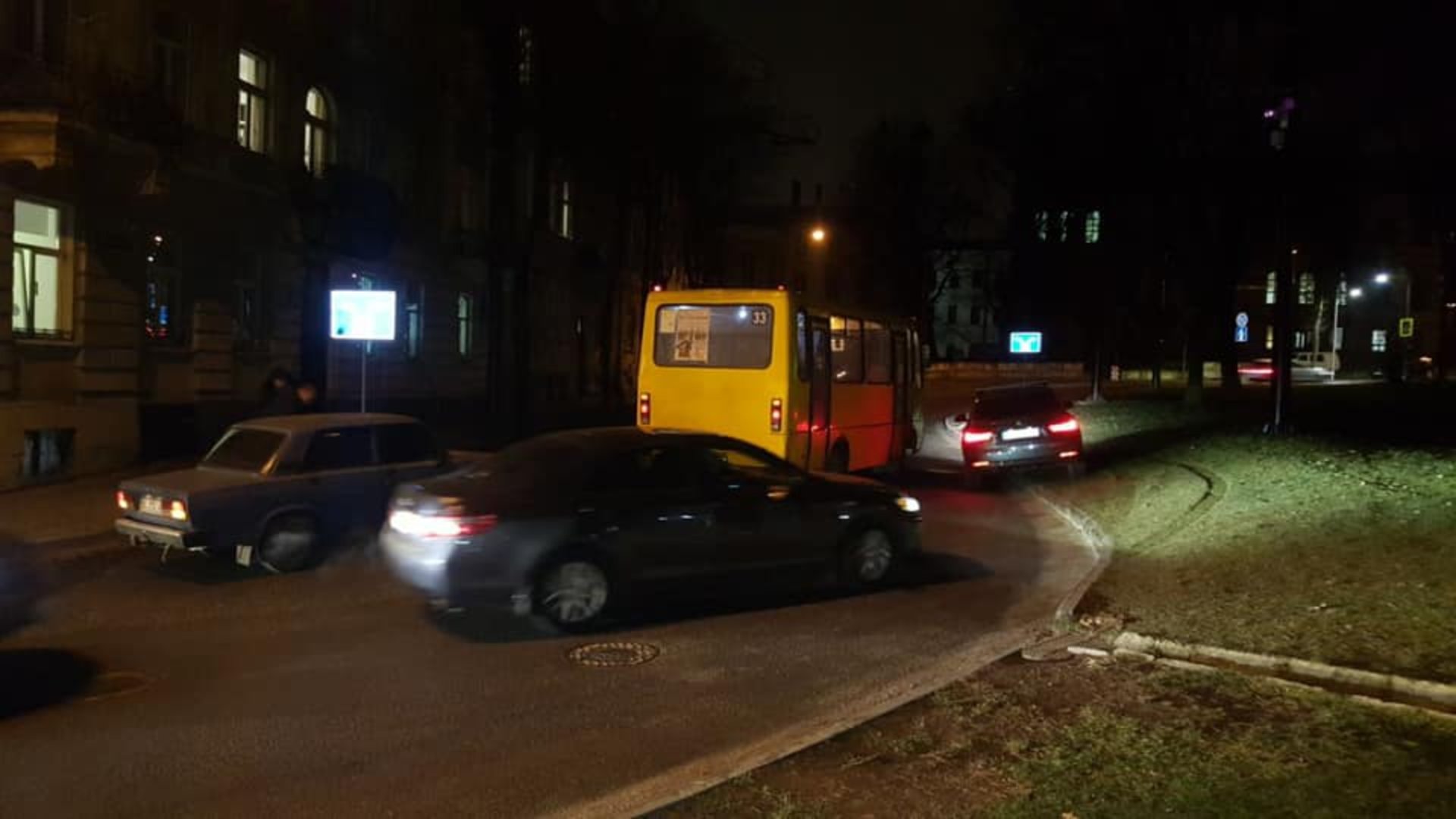 У Львові маршрутка не розминулась з автомобілем. Фото Варта-1