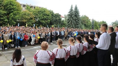 Національний лісотехнічний університет України зібрав на своїй площі у Львові сотні студентів першокурсників (ФОТО)