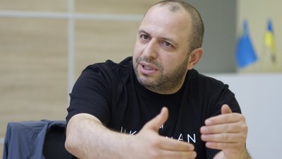 Потужні рішення: Умєров переїде до сімʼї у США