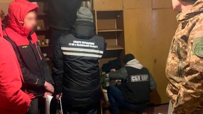 У Яворівському районі військовий продавав зброю (ФОТО)