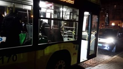 У Львові на тролейбусній зупинці площі Кропивницького помер 67-річний чоловік