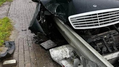 На Львівщині автомобіль влетів у відбійник