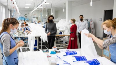 Фонд Порошенка передав 1,5 тисячі захисних костюмів лікарням Вінниці (ФОТО)