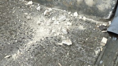 У центрі Львова ліпнина обвалилася з будинку