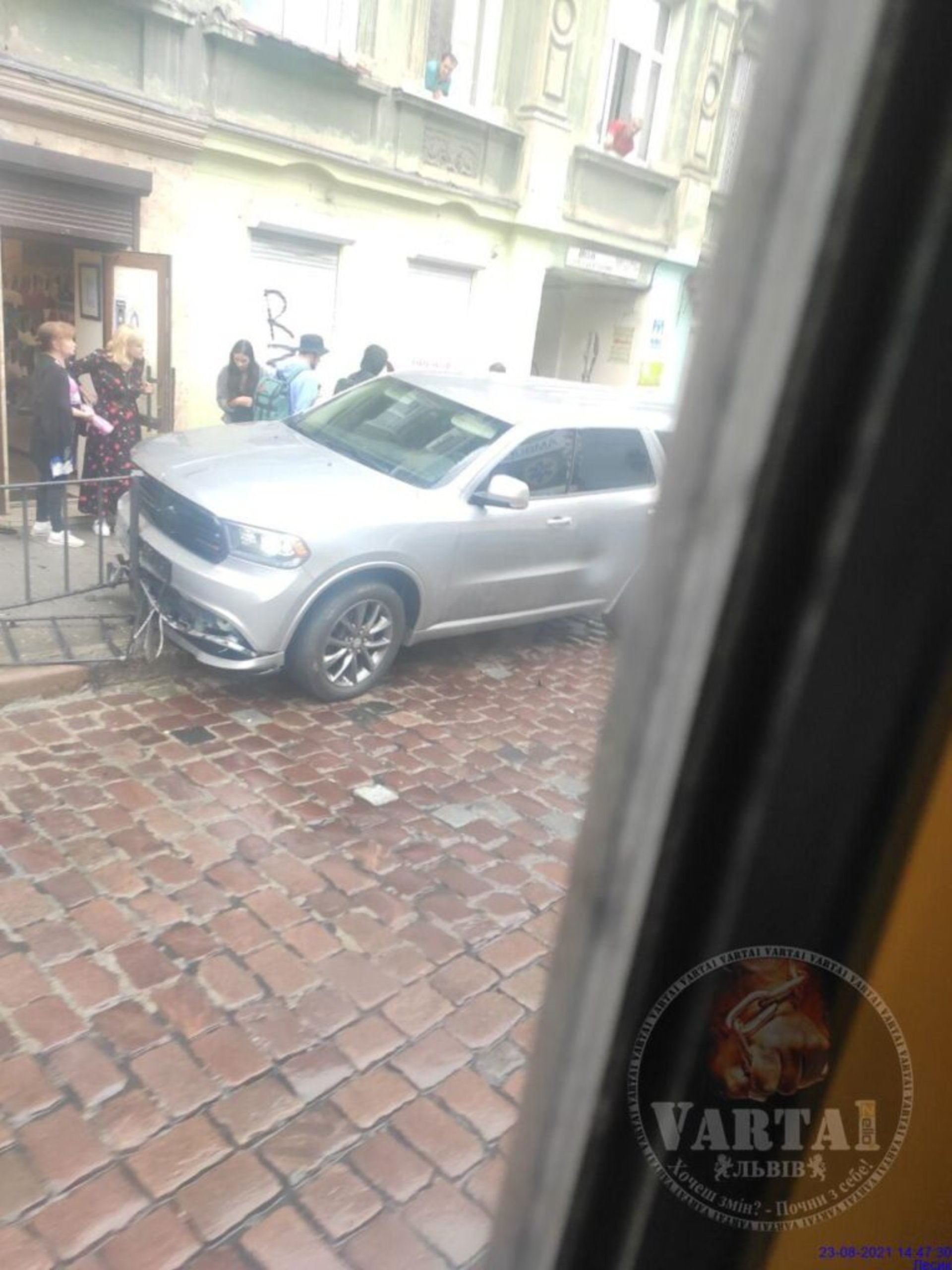У Львові нетверезий водій скоїв наїзд на жінку з 2-річною дитиною у візочку