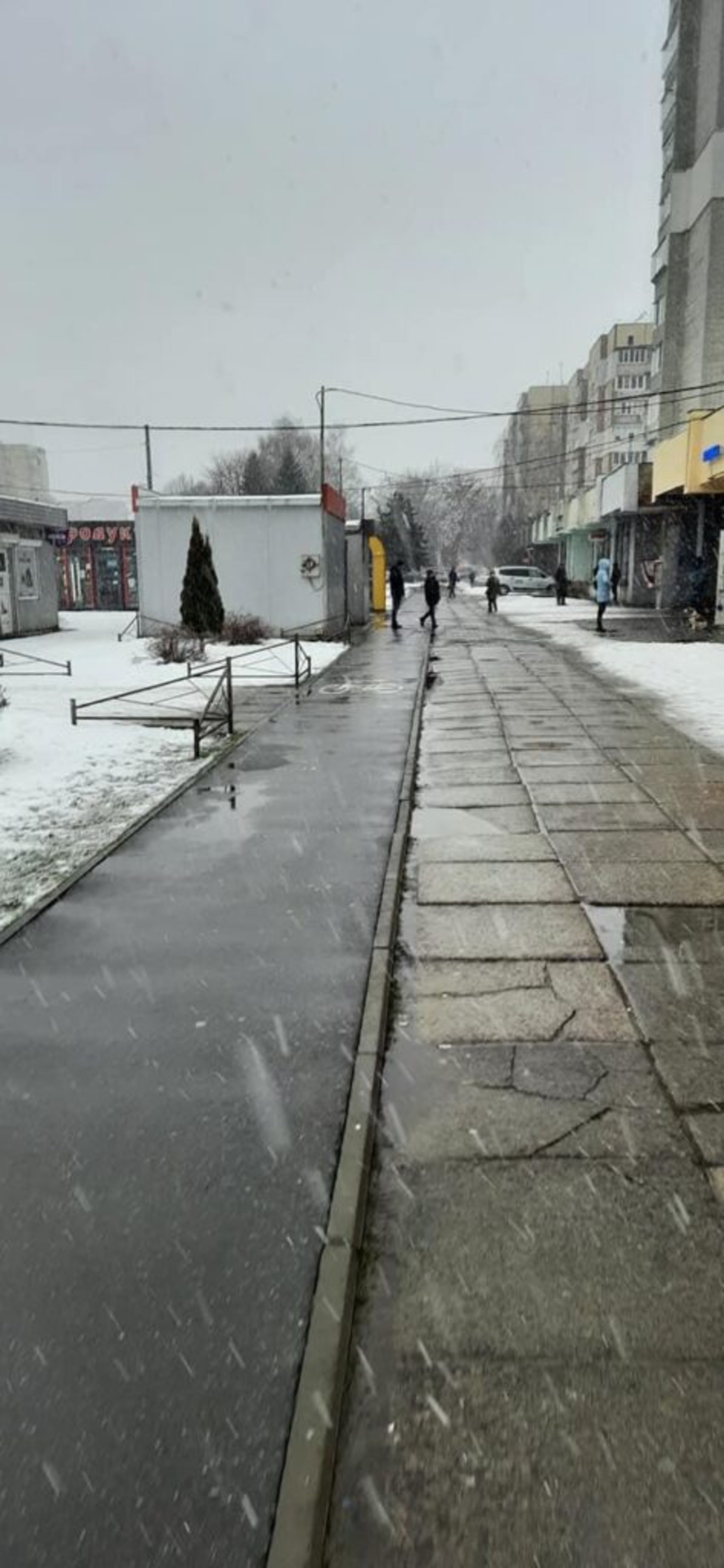 У Львові кіоски перешкоджають велосипедистам, фото із Гарячої лінії міста Львова