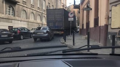 У центрі Львова вантажівка перекрила рух (ФОТО)