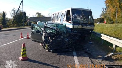 На Львівщині у аварії за участі рейсового автобуса постраждало 5 осіб (ФОТО)