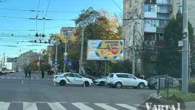 У Львові на перехресті не розминулись автомобілі (ФОТО)