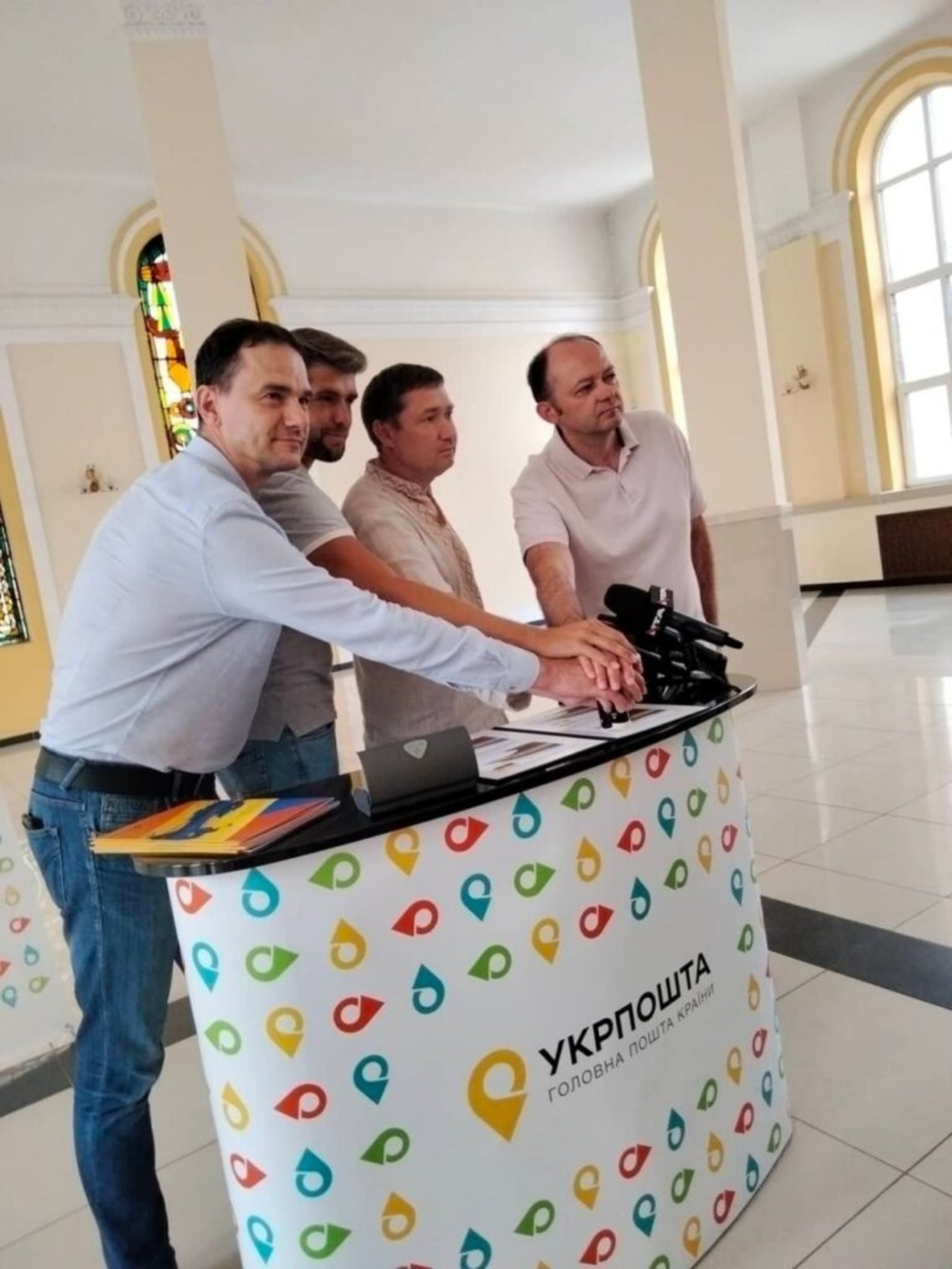 У Львові погасили четверту поштову марку воєнного стану «Доброго вечора, ми з України»