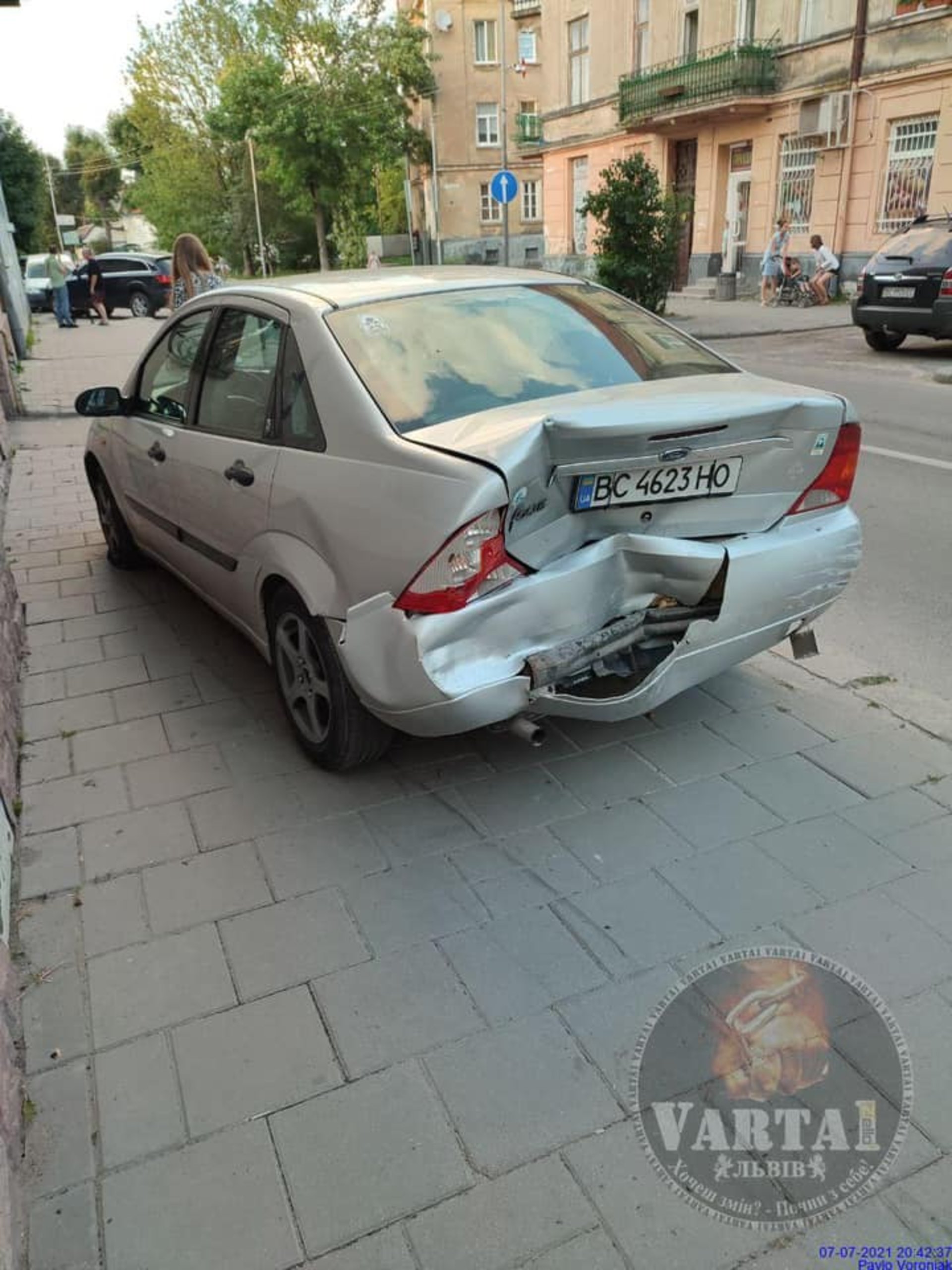 У Львові автомобіль влетів у будинок